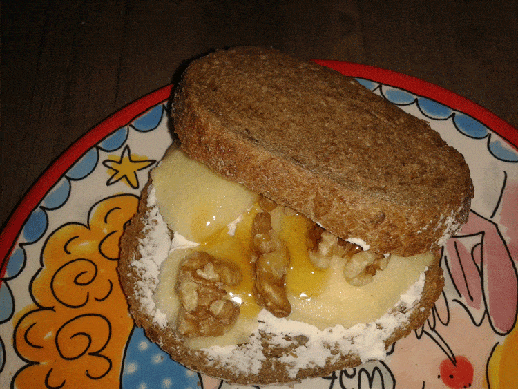 Een lekkere boterham met geitenkaas en appel