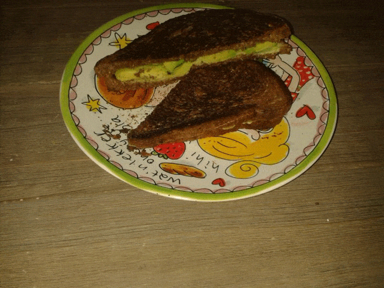 Warm broodje hummus avocado