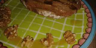 Tosti geitenkaas met walnoten