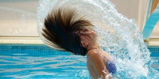 In zwembad springen zwanger